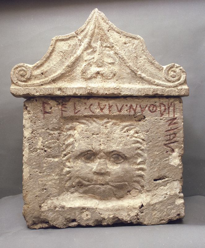 testa leonina con pugnale tra i denti (urna/ cineraria, cassa, cubica, decorata) (III-I sec. a.C)