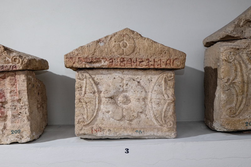 rosone (urna/ cineraria, coperchio con iscrizione, displuviato, figurato) (metà/ inizio II-I sec. a.C)