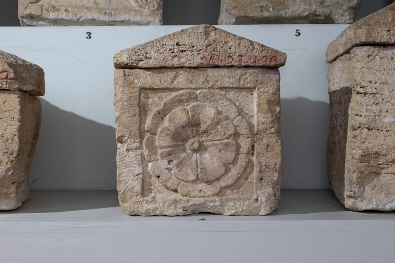 urna/ cineraria, coperchio con iscrizione, displuviato, liscio (metà/ inizio II-I sec. a.C)