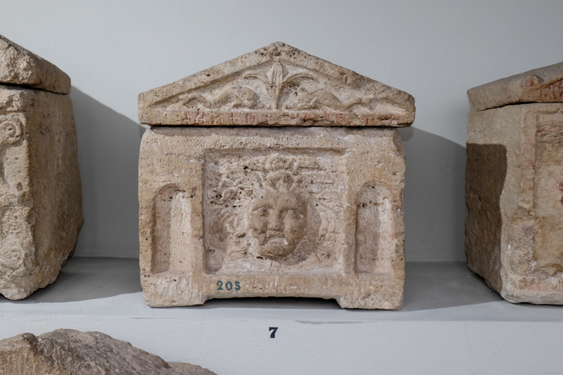 medusa tra nicchie (urna/ cineraria, cassa, quasi cubica, figurata) (metà/ inizio II-I sec. a.C)