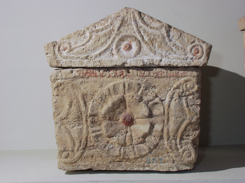 doppio rosone a rilievo sovrapposto, fra due pelte (urna/ cineraria, cassa con iscrizione, cubica, figurata) (II a.C)