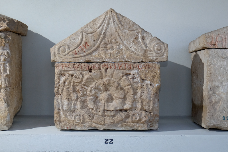 rosetta fra due scudi contrapposti (urna/ cineraria, coperchio con iscrizione, displuviato, figurato) (II a.C)