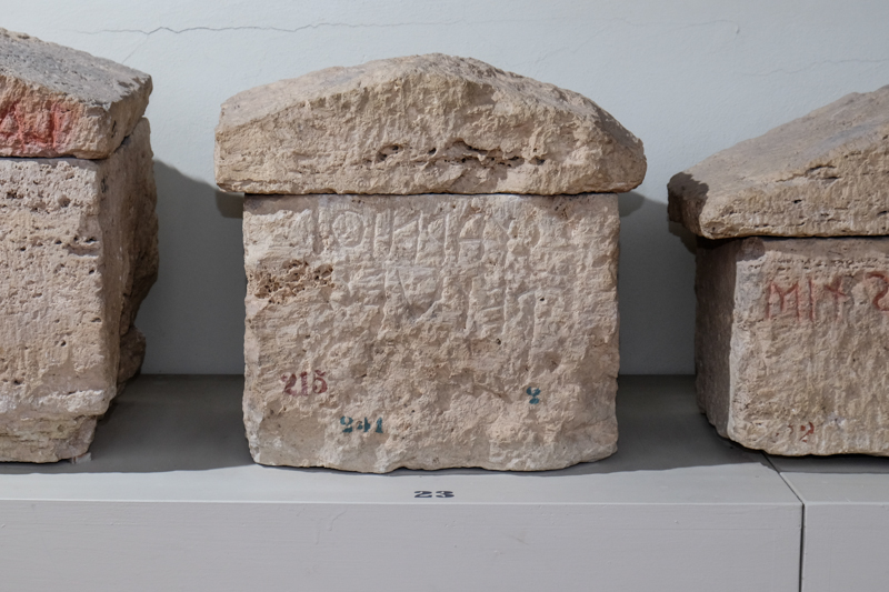 urna/ cineraria, cassa con iscrizione, cubica, liscia (II a.C)