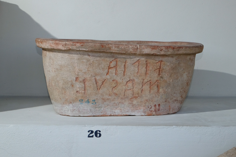 urna/ cineraria, cassa con iscrizione, catino ovale, liscio (II a.C)
