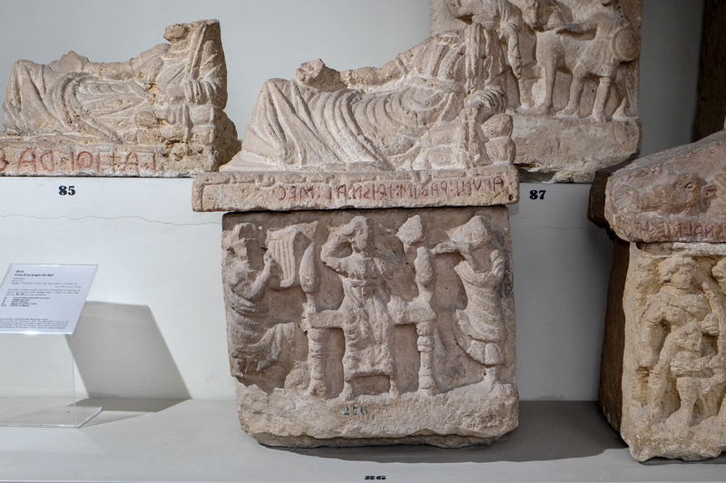 recumbente (urna/ cineraria, coperchio, con iscrizione, configurato) - bottega perugina (prima metà II a.C)