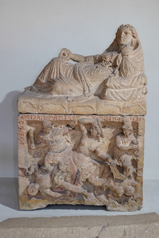 combattimento tra Scilla, Ulisse e i suoi compagni (urna/ cineraria, cassa, con iscrizione, cubica, decorata) - bottega perugina (fine/ inizio III-II a.C)
