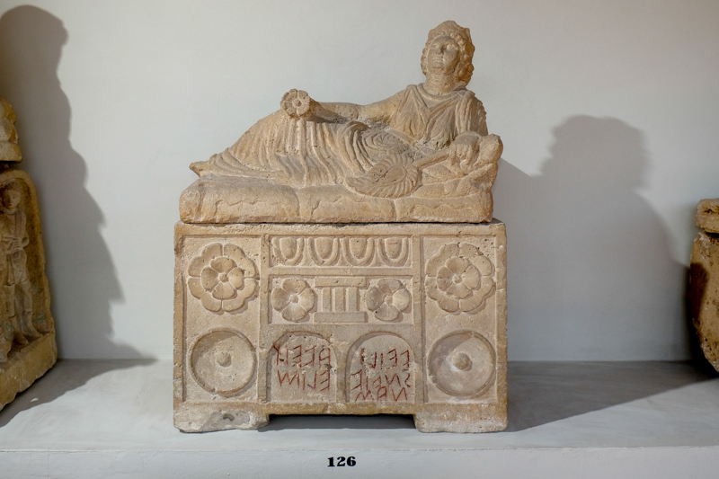 motivi architettonici, rosette e patere (urna/ cineraria, cassa, con iscrizione, cubica, decorata) - bottega perugina (fine III a.C)