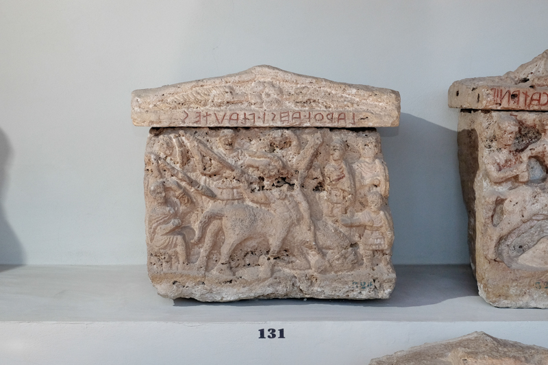 uccisione di Troilo (urna/ cineraria, cassa, cubica, decorata) - bottega perugina (II a.C)