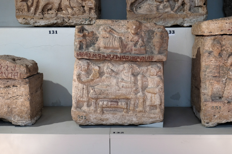 scena di banchetto (urna/ cineraria, cassa, cubica, decorata) - bottega perugina (seconda metà II a.C)