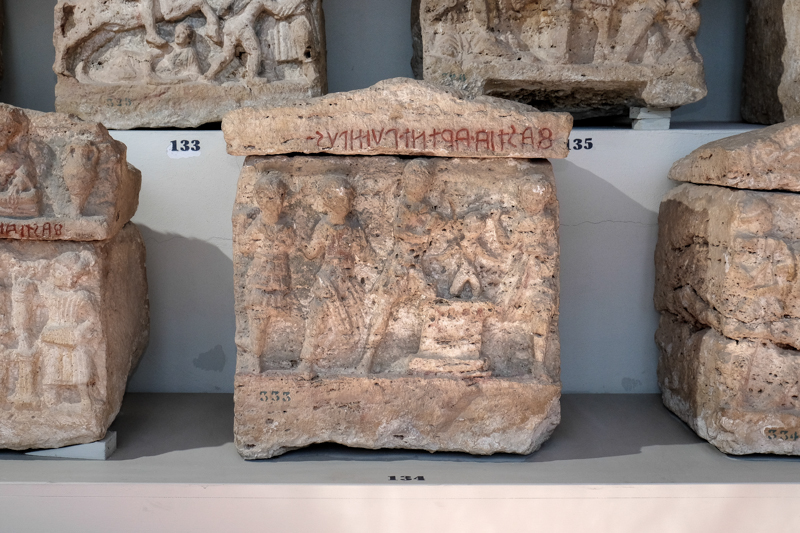 Telefo tenta di rapire il piccolo Oreste (urna/ cineraria, cassa, cubica, decorata) - bottega perugina (II-I sec. a.C)