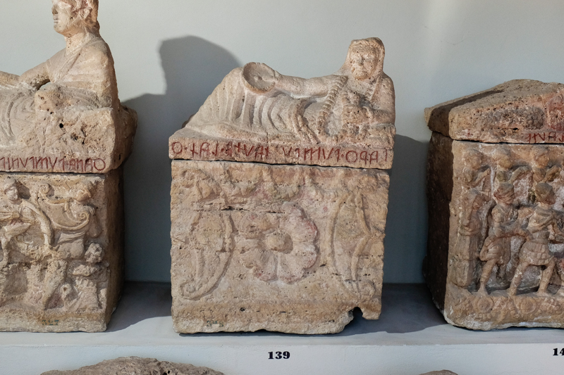 rosetta tra pelte e festoni (urna/ cineraria, cassa, cubica, decorata) di Satna (bottega) - bottega perugina (seconda metà II a.C)