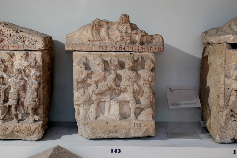sacrificio di Ifigenia (urna/ cineraria, cassa, cubica, decorata) di Satna (bottega) - bottega perugina (seconda metà II a.C)