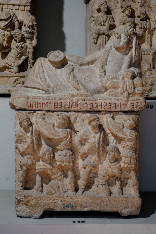 combattimento tra due coppie di guerrieri (urna/ cineraria, cassa, cubica, decorata) - bottega perugina (ultimo quarto II a.C)