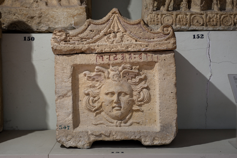 Gorgoneion (urna/ cineraria, cassa, con iscrizione, cubica, decorata) - bottega perugina (II a.C)