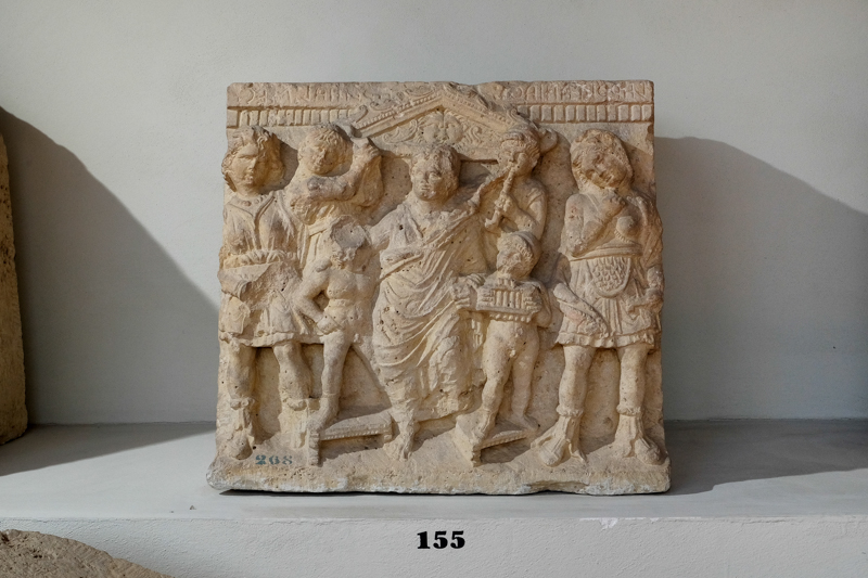 scena di commiato (urna/ cineraria, cassa, con iscrizione, cubica, decorata) - bottega perugina (prima metà I a.C)