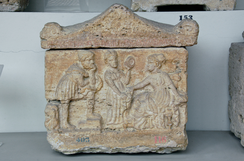 scena di toeletta con Ulisse e Penelope (urna/ cineraria, cassa, cubica, decorata) - bottega perugina (secondo quarto I a.C)
