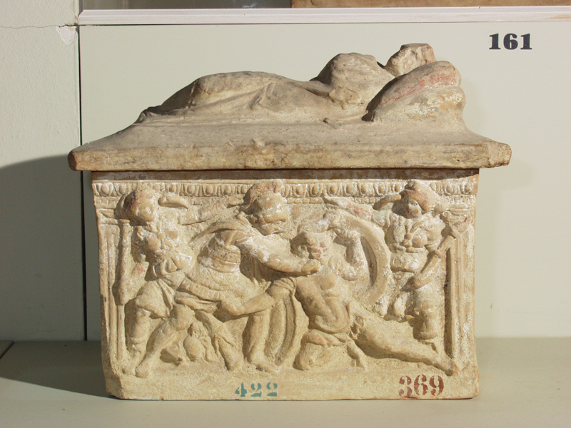 combattimento tra Eteocle e Polinice (urna/ cineraria, cassa, cubica, decorata) - bottega chiusina (prima metà II a.C)