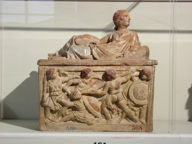 Echetlo a Maratona (urna/ cineraria, cassa, cubica, decorata) - bottega chiusina (prima metà II a.C)