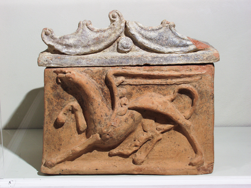 scudo tra pelte (urna/ cineraria, coperchio, displuviato, figurato) - bottega perugina (prima metà II a.C)