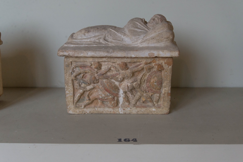 Echetlo a Maratona (urna/ cineraria, cassa, cubica, decorata) - bottega chiusina (prima metà II a.C)