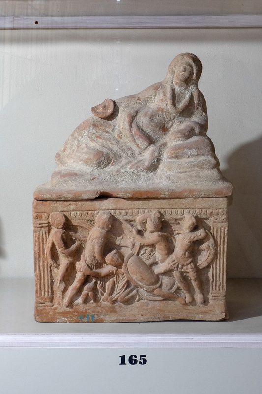 scena di battaglia (urna/ cineraria, cassa, cubica, decorata) - bottega chiusina (prima metà II a.C)