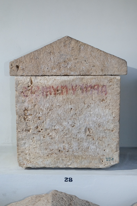 urna/ cineraria, coperchio con iscrizione, displuviato, liscio (II a.C)