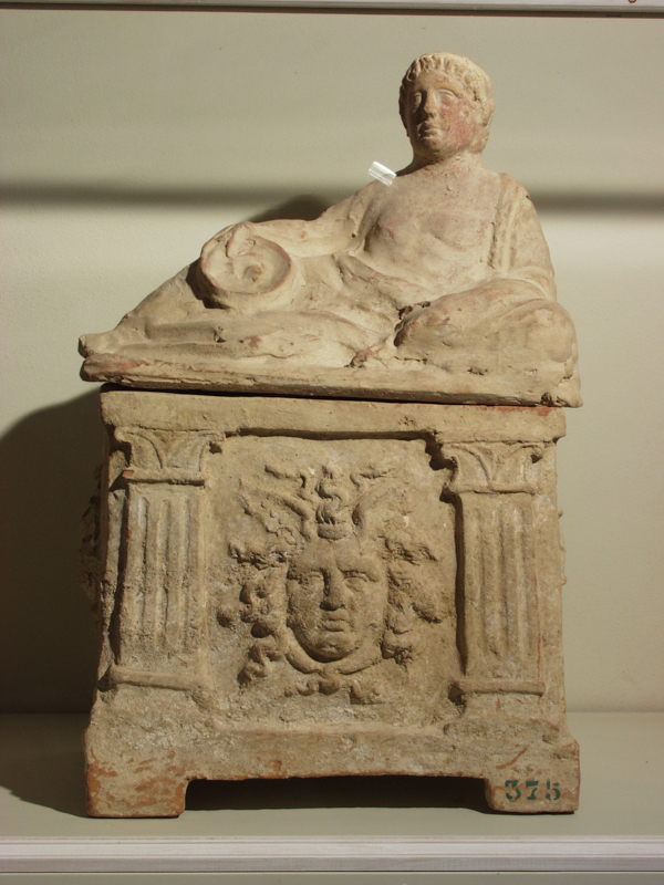 Gorgoneion (urna/ cineraria, cassa, cubica, decorata) - bottega perugina (II a.C)