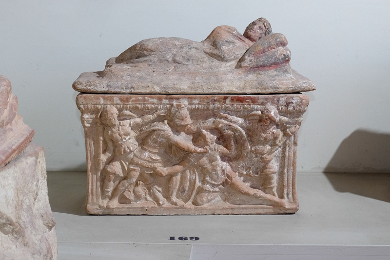 combattimento tra Eteocle e Polinice (urna/ cineraria, cassa, con iscrizione, cubica, decorata) - bottega chiusina (prima metà II a.C)