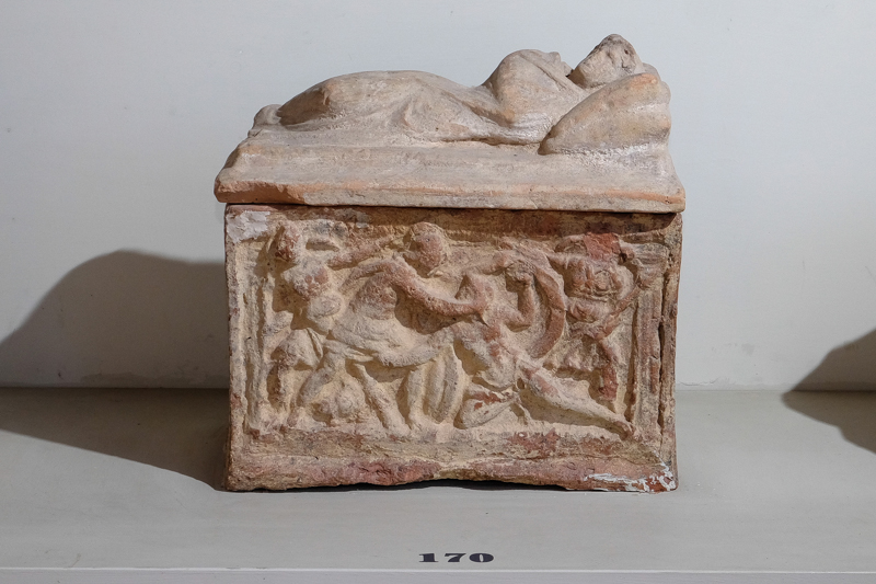 personaggio giacente (urna/ cineraria, coperchio, configurato) - bottega chiusina (prima metà II a.C)