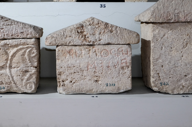 urna/ cineraria, cassa con iscrizione, cubica, liscia (metà/ inizio II-I sec. a.C)