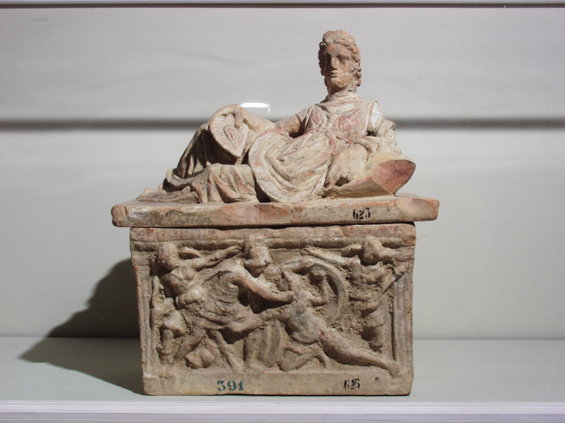recumbente (urna/ cineraria, coperchio, configurato) - bottega chiusina (prima metà II a.C)