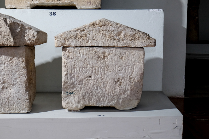 urna/ cineraria, cassa con iscrizione, cubica, liscia (metà/ inizio II-I sec. a.C)