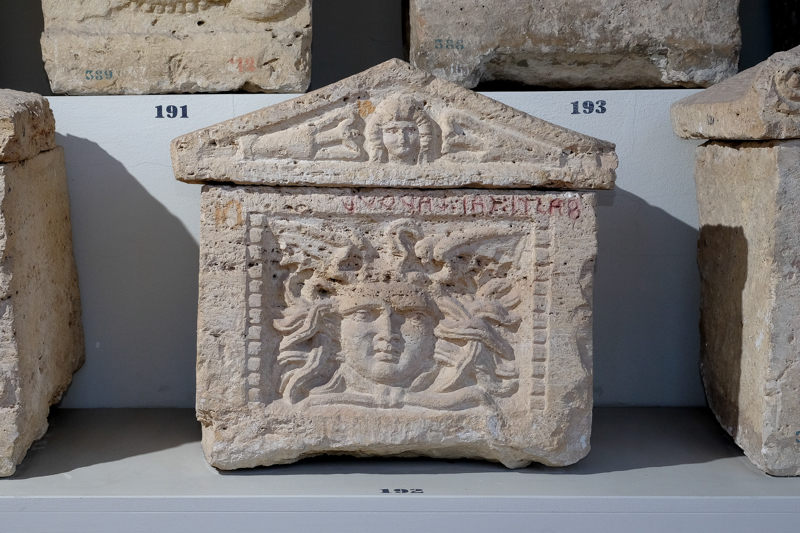 testa femminile tra anfore (urna/ cineraria, coperchio, displuviato, figurato) - bottega perugina (inizio II a.C)
