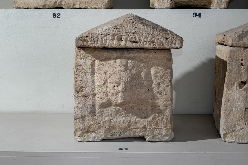 Medusa (urna/ cineraria, cassa, cubica, decorata) (II-I sec. a.C)