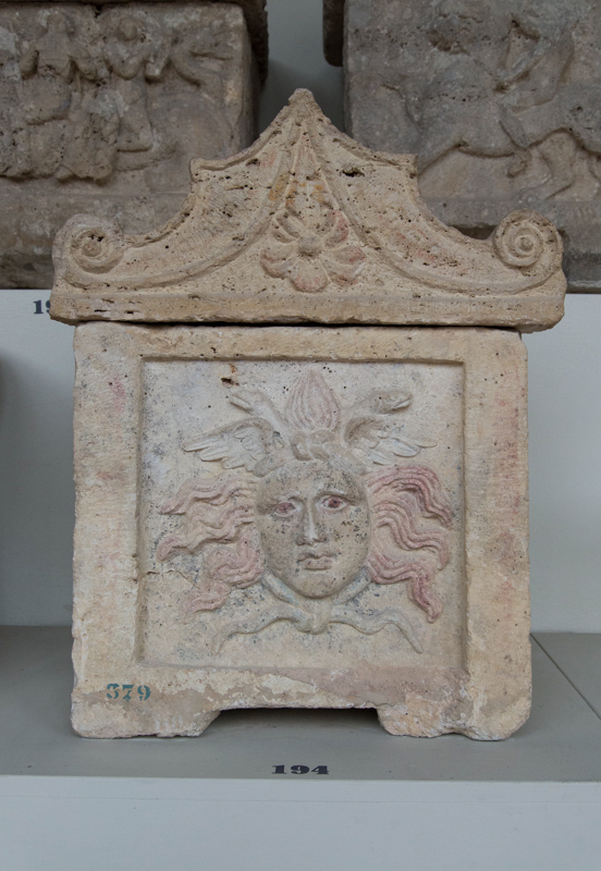 Gorgoneion (urna/ cineraria, cassa, cubica, decorata) - bottega perugina (fine/ inizio III-II a.C)