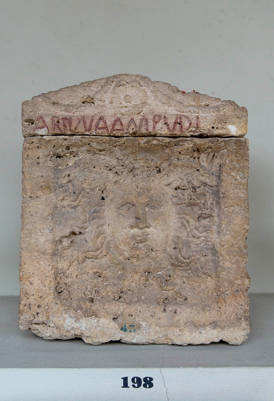 Gorgoneion (urna/ cineraria, cassa, cubica, decorata) - bottega perugina (prima metà I a.C)