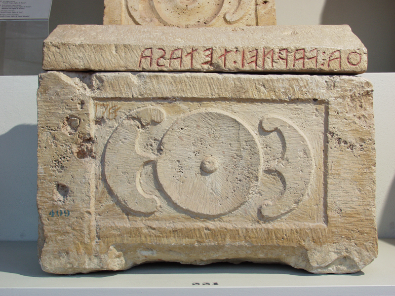 patera tra pelte (urna/ cineraria, cassa, cubica, decorata) (prima metà II a.C)