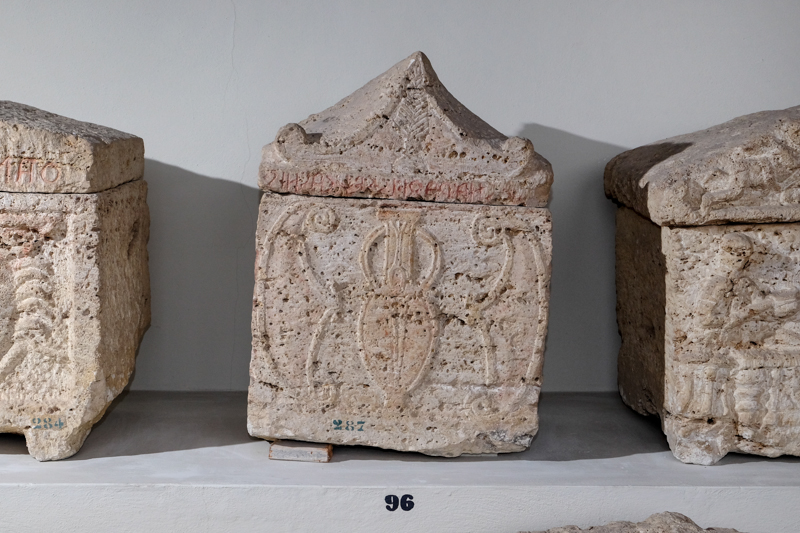 Anfora fra due pelte (urna/ cineraria, cassa, cubica, decorata) (II-I sec. a.C)