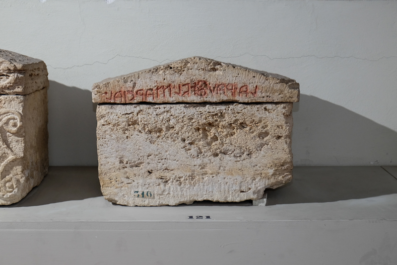 urna/ cineraria, cassa, cubica, liscia (II-I sec. a.C)