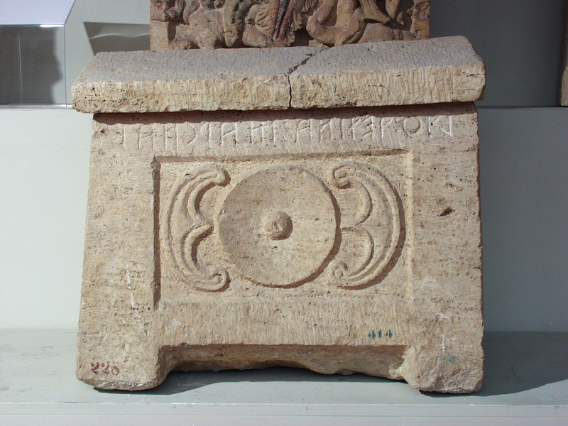 patera fra pelte (urna/ cineraria, cassa con iscrizione, parallelepipeda, figurata) (II a.C)