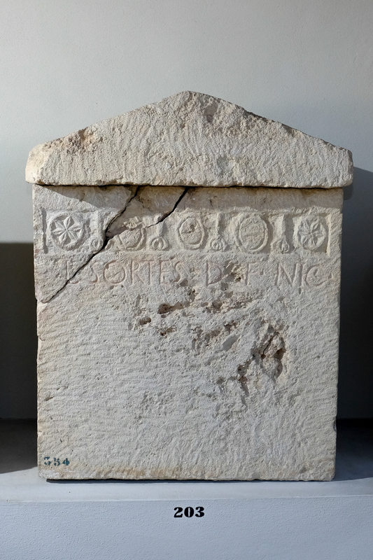 fregio di patere e fiori (urna/ cineraria, cassa con iscrizione, cubica, figurata) (prima metà I a.C)