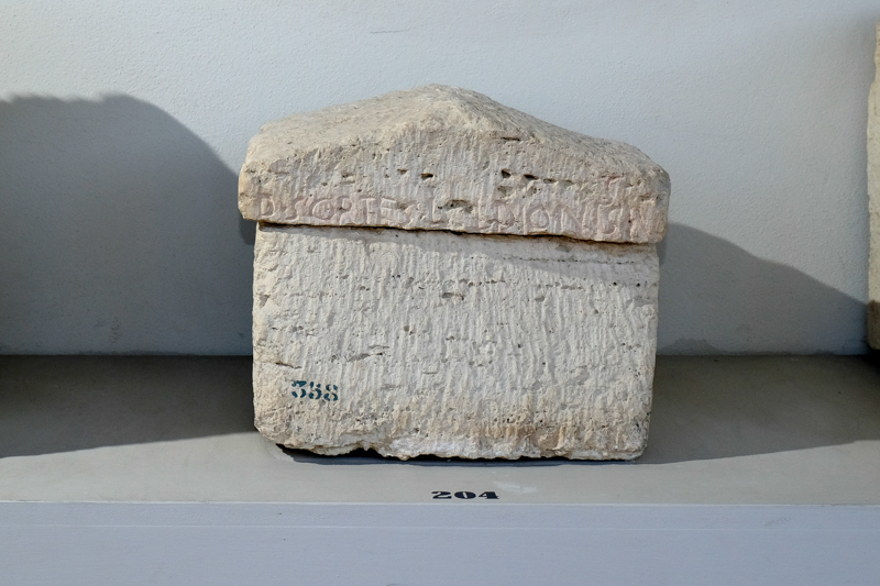 urna/ cineraria, coperchio con iscrizione, displuviato, liscio (prima metà I a.C)