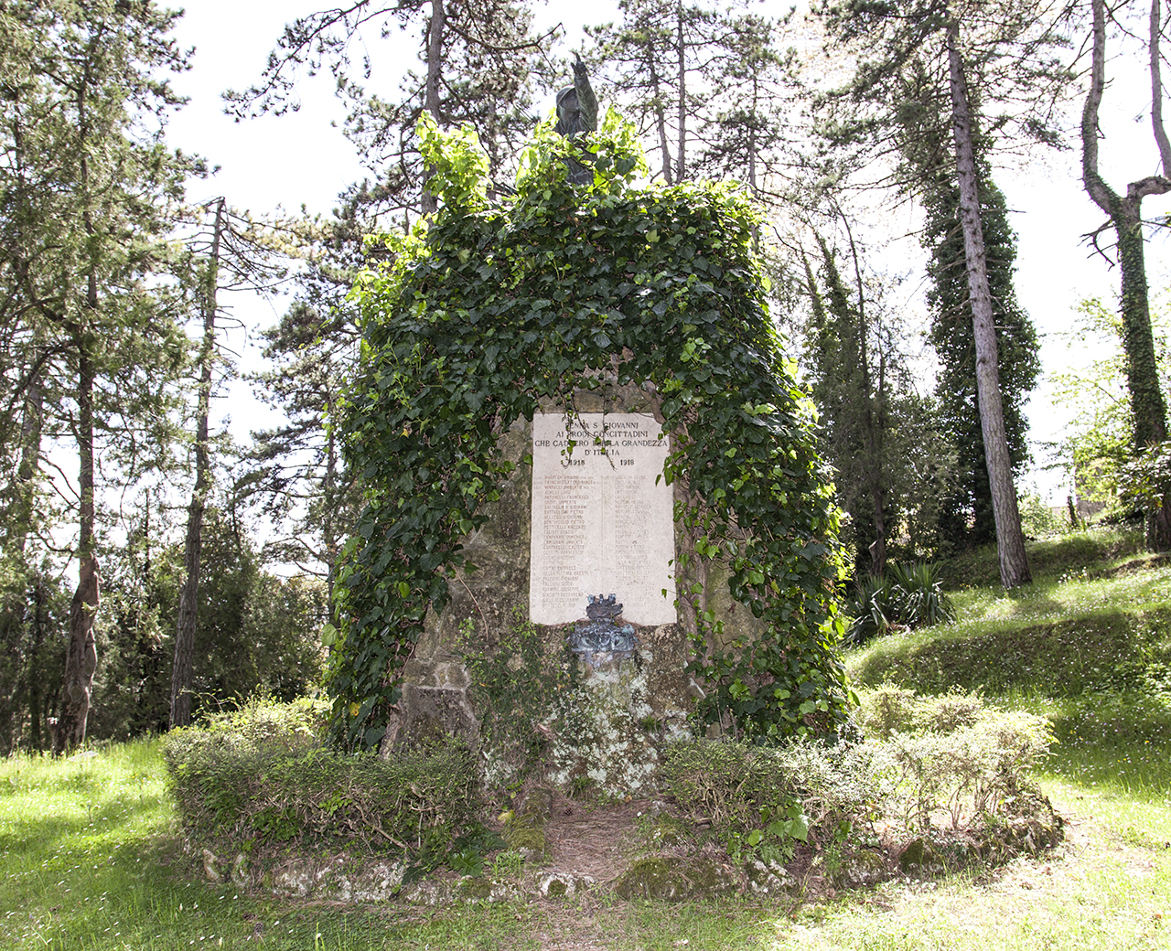 Figura di soldato in combattimento (monumento ai caduti - a piramide, opera isolata) - ambito italiano (secondo quarto XX)