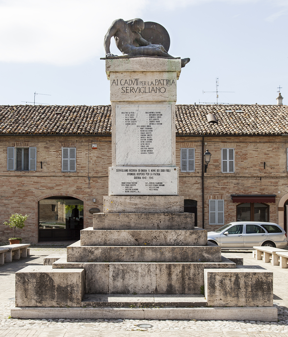 Allegoria del soldato come eroe antico (monumento ai caduti - a basamento, opera isolata) di Saponaro Salvatore - ambito italiano (primo quarto XX)