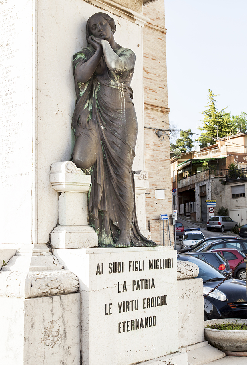 Allegoria della Vittoria come aquila (monumento ai caduti - ad obelisco, opera isolata) di Latini, Gustavo (primo quarto XX)