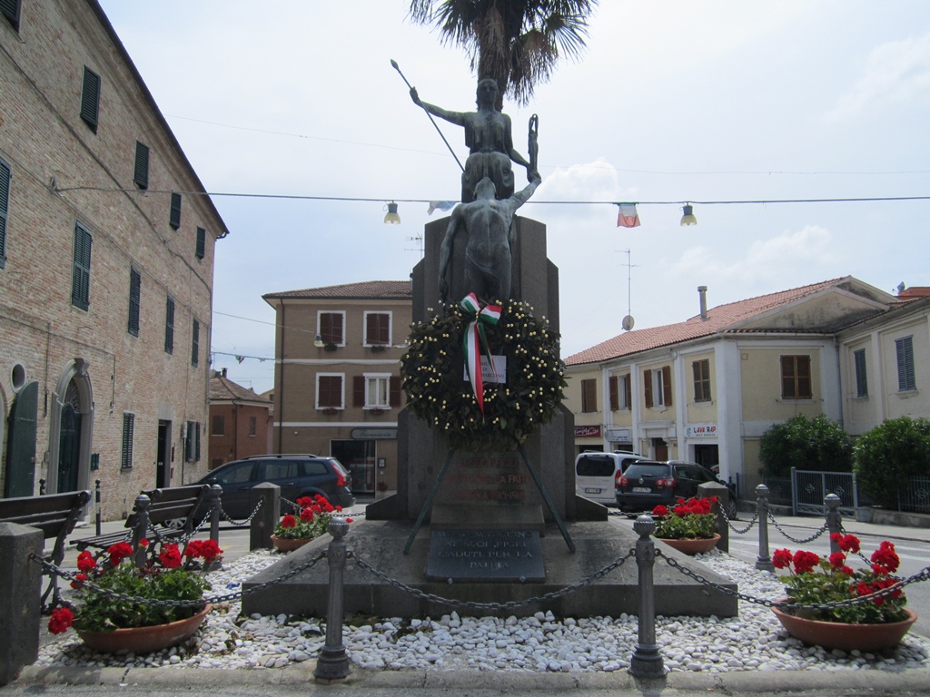 allegoria della Vittoria che premia un soldato (monumento ai caduti - a cippo, opera isolata) di Gera, Uno - ambito marchigiano (primo quarto XX)