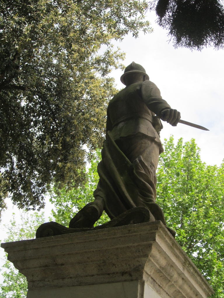 figura di soldato in combattimento (monumento ai caduti - a cippo, opera isolata) di Lucci, Nicola - ambito marchigiano (primo quarto XX)