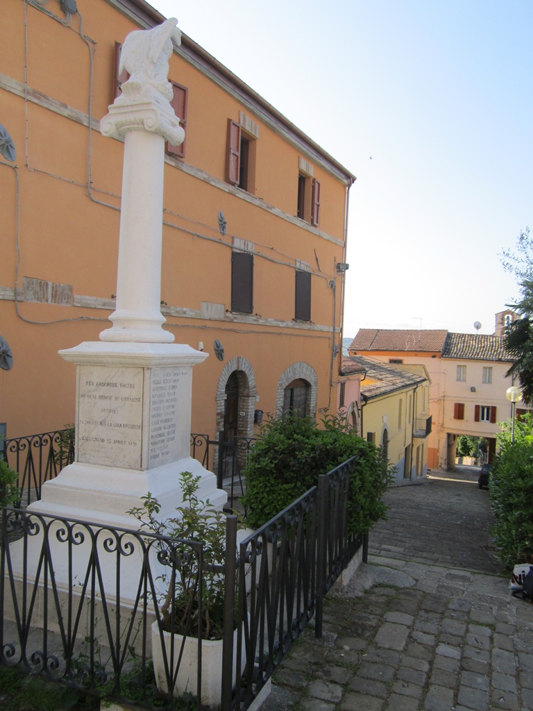 allegoria della Vittoria come aquila (monumento ai caduti - a colonna, opera isolata) - ambito marchigiano (primo quarto XX)