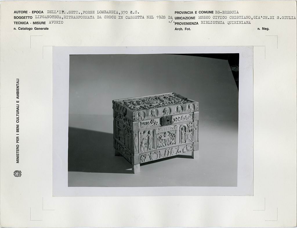 Scultura - Sculture in avorio - Reliquiari - Lipsanoteca (positivo, insieme) di Alinari, Fratelli (ditta), Anderson, Domenico (stabilimento), Hurlimann, Martin, Drayer, Walter (prima metà XX)