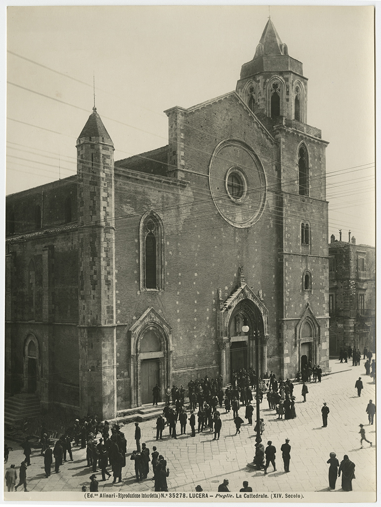 Architettura religiosa - Chiese - Interni - Altare maggiore - Navate (positivo, insieme) di Alinari, Fratelli, Moscioni, Romualdo, De Giovine, Pompeo, Gabinetto Fotografico Nazionale, Ceccato, A, Istituto Italiano d'Arti Grafiche (XIX-XX)